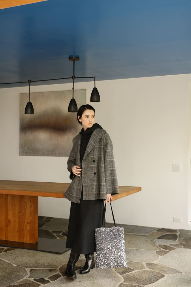 【『UNTITLED 軽量2WAYキルティングショルダーバッグBOOK』（宝島社）】本誌掲載スタイリング（コート ¥55,000 ニット(フードとセット) ¥23,100 スカート ¥20,900 バッグ ¥6,930 ブーツ ¥49,500）