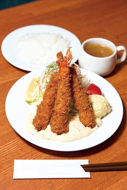 レストラン・サカキ（京橋）　エビフライ 1300円　自家製のタルタルソースが絶品。揚げ物にはたっぷりの千切りキャベツを盛り合せる。