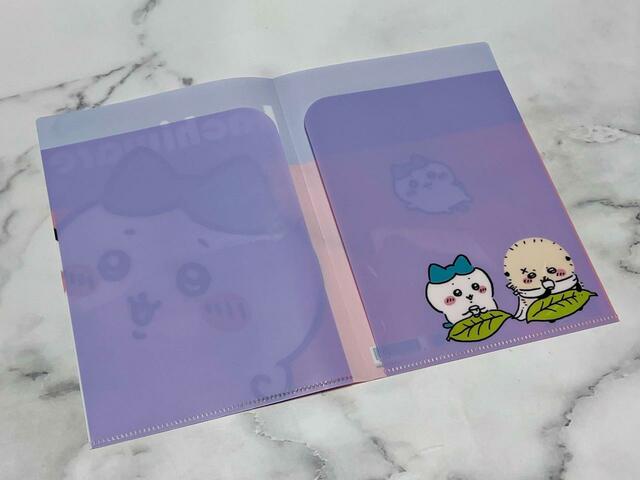 内側にはおちょコーラを楽しむハチワレとラッコの姿が。尊い師弟コンビです…！