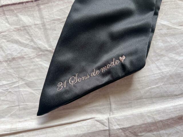 ブランドロゴの刺繍があしらわれています。かわいい〜！