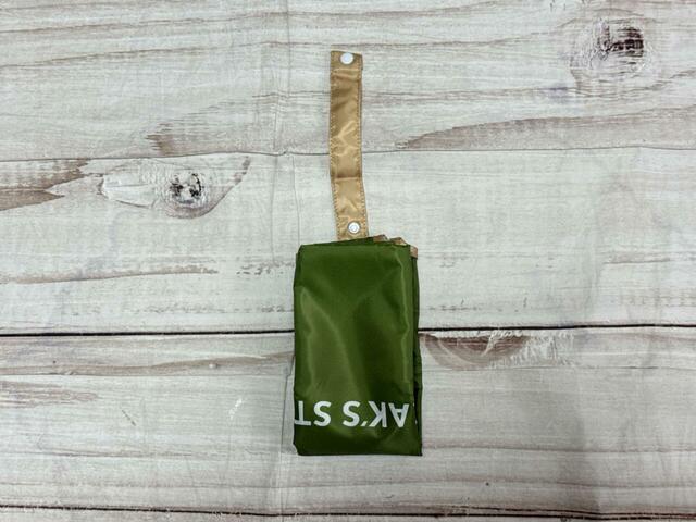 下からさらに半分に折りたたみ、くるくると巻いていきます