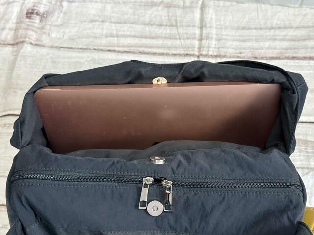 背面の収納スペースにはノートPCを収納