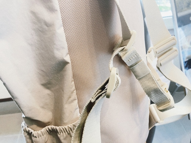 【UNIQLO U　ドローストリングバックパック】ナチュラルは自然な風合いが魅力的