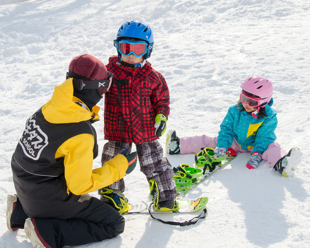 スノーボードを履いてみる｜スノーボードスクールSTEP7舞子校