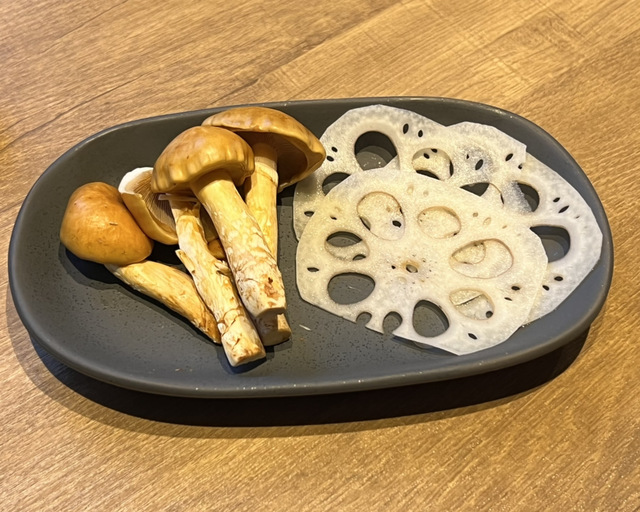 【温野菜　ジャンボなめことれんこん】れんこんを煮込むとホクホクの味わいに