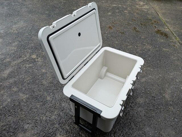 【アイリスオーヤマ HUGEL 真空断熱クーラーボックス60L】外寸は（約）幅73.1×奥行46.0×高さ45.4cmです