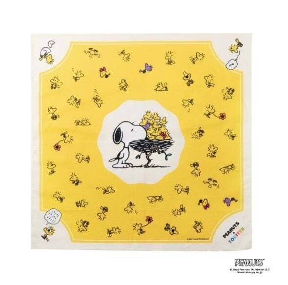 【PEANUTS™×特別展「鳥」グッズ】「PEANUTS 大判ハンカチ」税込1,650円／ウッドストックやスヌーピーが一面に散りばめられたにぎやかな絵柄の大判ハンカチ♪