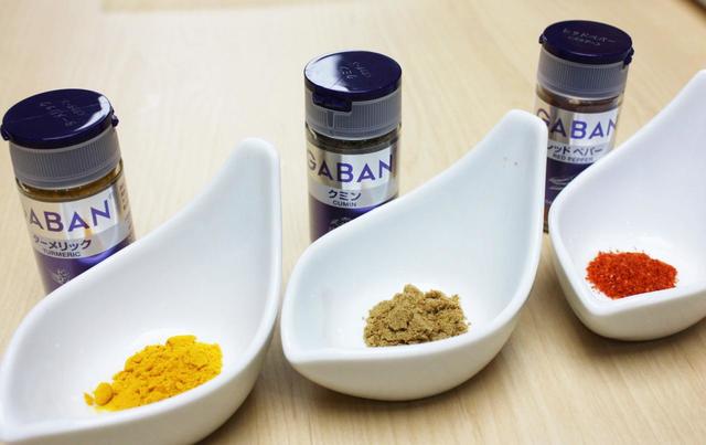 中身はこんな感じ。今回使用した3種類のスパイス。GABAN®シリーズの「ターメリック」、「クミン」、「レッドペパー」。