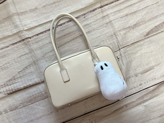 トートバッグを収納して、ミニバッグにつけてみました。出先で荷物が増えたときにトートバッグを取り出すと便利♪