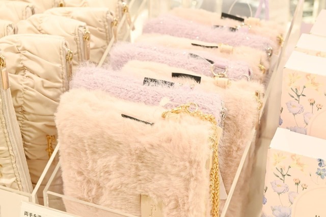 【Francfranc】「両手を温められるカイロポーチ」(2,500円)