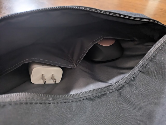 【ユニクロ ファンクショナルバックパック】前面のポケットは小分けしやすく、マウスや充電コードの収納にぴったり