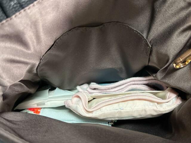 前面側の大きめポケットにはミニタオルやポーチなどを収納