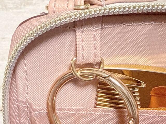 Dカンにはサークルカラビナを付けた鍵を装着