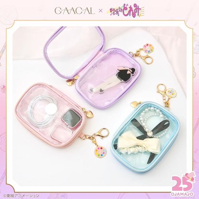 【GAACAL×おジャ魔女どれみ】「クリア窓収納ポーチチャーム付き」は、小物の収納に便利で、付属のチャームでバッグに取り付けも可能