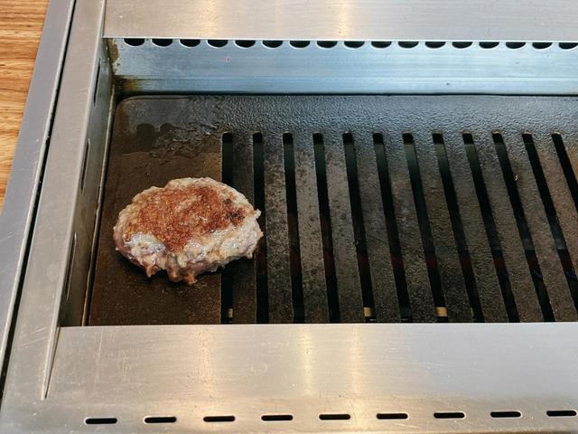 火力が弱い隅っこで赤味がなくなるまで焼いたら食べごろ