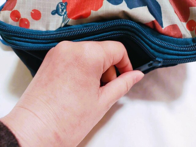 下部のファスナーを閉めると、簡単に圧縮できる