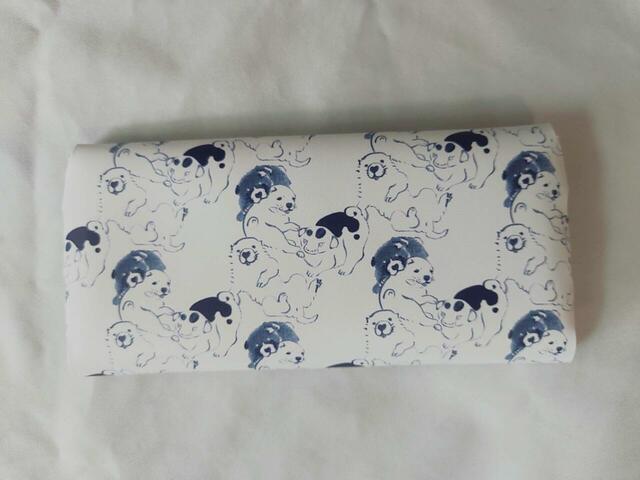 眼鏡ケースの裏面にも、イラストがぎっしり