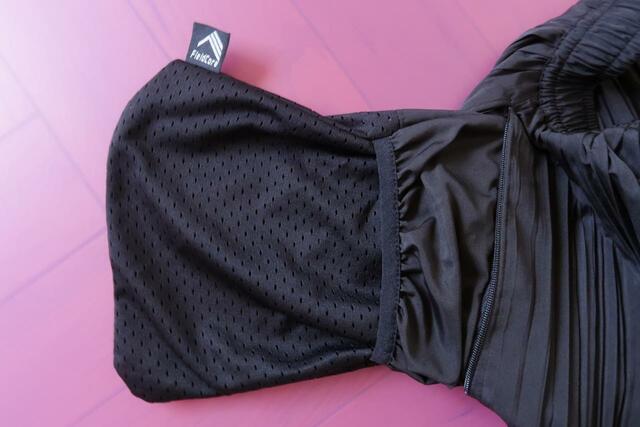 レディース撥水ランダムプリーツスカート(税込1,900円)ポケットを引き出した状態。折りたたんでここに収納できます