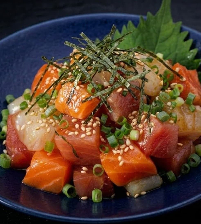 「秘伝たれの海鮮漬け」<価格:590円(税込)>【話題の「漁港食堂 三方」が、多摩センター駅にオープン!ランチは本マグロを含む豪華刺身が60分間食べ放題!ハイボール・レモンサワーは税込198円!】