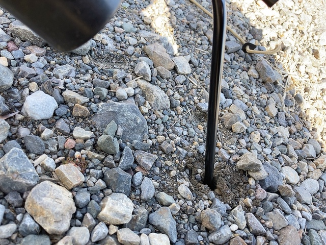 【ワークマン レジストスクエアタープ】ペグは砂利だったのでちょっと打ち込みづらかったです