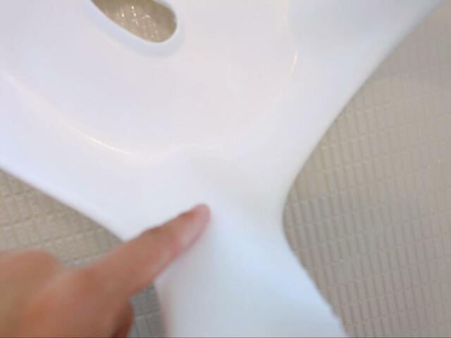 【ニトリ 裏面も洗いやすい 抗菌風呂いす ブロウ 高さ25cm】1か月使用後。触ると多少ざらつきを感じるものの、スポンジでこするととれた