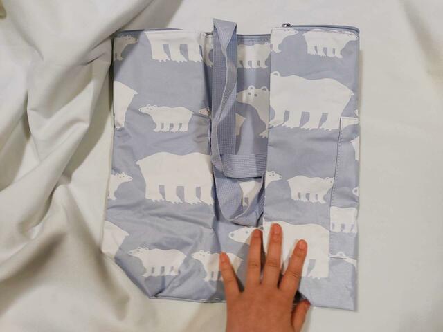 『素敵なあの人』7月号付録「ベングト＆ロッタの大容量バッグ」まずは、持ち手部分を包むように三つ折りする