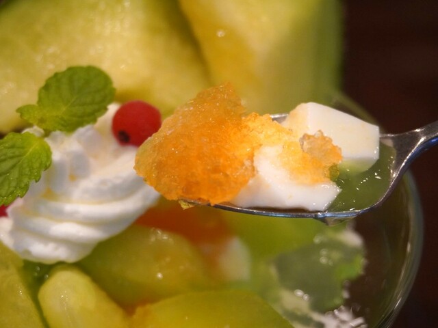 【ロイヤルホスト】「メロンシャインパフェ」1,298円（税込）