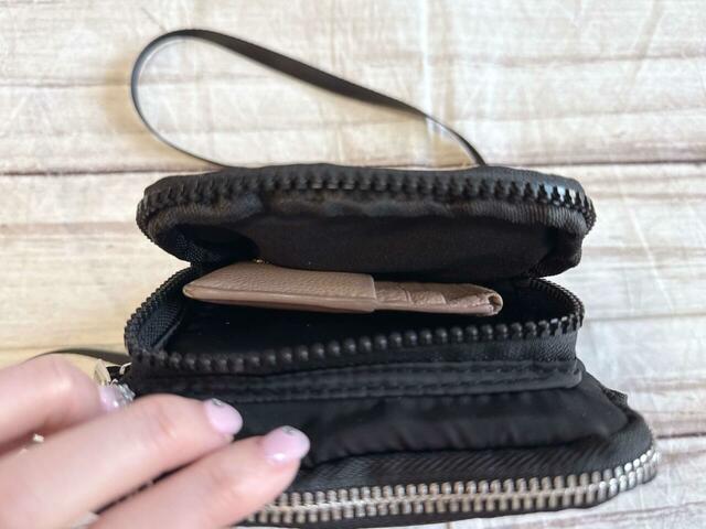 2つ目のポケットにはミニ財布を収納