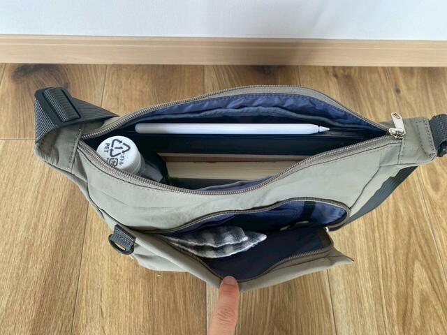 【ワークマン 丸洗いできるかばんショルダーバッグ】サイズは約高さ20×横22×幅10cm。普段使いにちょうどいいサイズ感です
