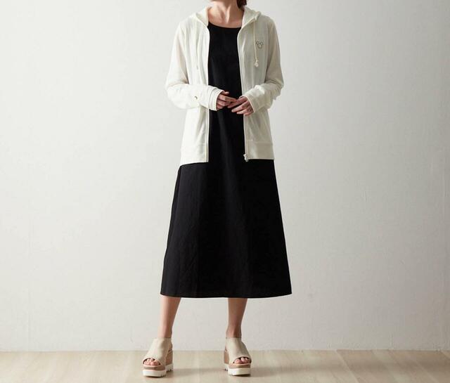 パーカ【UVケア】「ミッキーモチーフ」｜￥3,990 （税込）