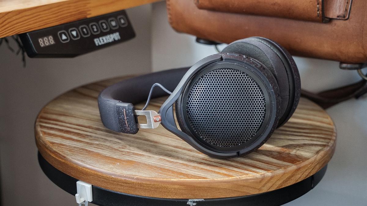 密閉型ヘッドホンが当たり前の今こそ。オーディオテクニカの「軽くて