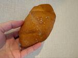 【コストコ 塩パン】手に持ってみると、ずっしりとした質感が伝わってきました!表面のごつごつ感も、いかにも塩パンらしいです♪