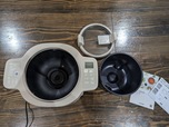 【アイリスオーヤマ 自動かくはん式調理機 CHEF DRUM（DAC-IB2-C）】本体、内鍋、蓋とレシピブック、操作ガイドがセットになっています