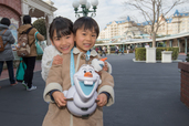 東京ディズニーランド アナとエルサのフローズンファンタジー オラフポップコーンバケツ 撮影:YOSHI
