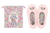 ルームシューズ 3,300円|東京ディズニーリゾート「花咲き誇るパークを満喫するミッキーたちが描かれたグッズ」|販売店舗:東京ディズニーランド「ホームストア」、東京ディズニーシー「ヴィラ・ドナルド・ホームショップ」|発売日:2024年4月25日(木)