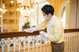 キャストが館内の手すりを清掃・消毒している様子