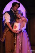 カリフォルニア ディズニーランド・リゾート内で公演されている「ロイヤルシアター」でのラプンツェルとフリン