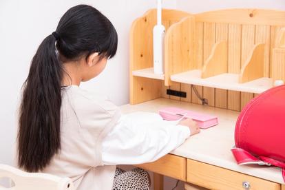 小学校入学】子どもの「学習机」買う？ 買わない？ ママ・パパに聞いて 