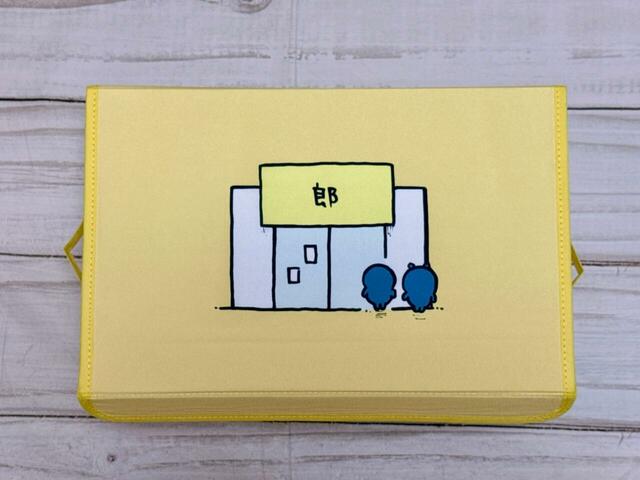 マジックテープ式のフタ部分には、「郎」と、郎に並ぶグレーの子たちのイラストがプリントされています