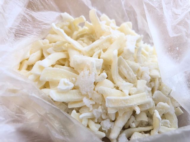 ピザ用チーズもパラパラのまま冷凍できる