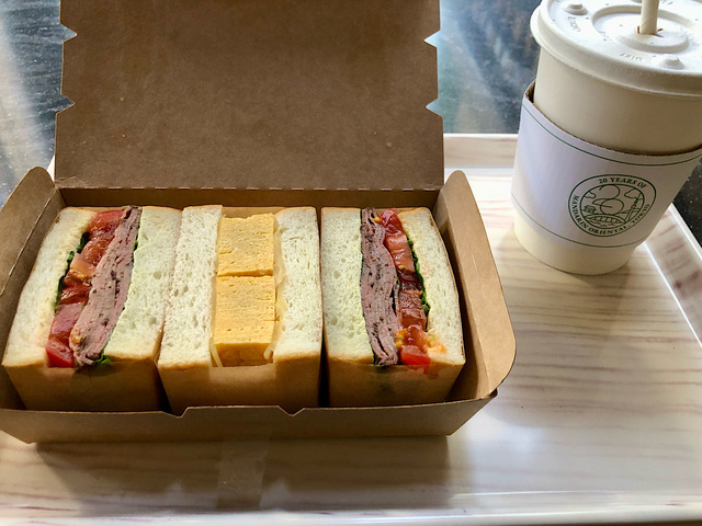 【マンダリン オリエンタル 東京　モーニングCセット（柚子胡椒香るローストビーフのサンドイッチとだし巻き卵のサンドイッチ）】たまごサンドじゃなく、だし巻き卵のサンドイッチというのがまた面白いですね