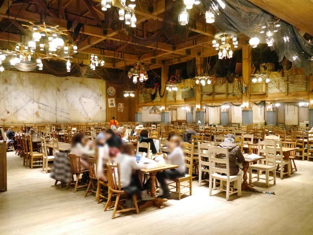 多くのゲストで賑わうショーエリアも閉園間際は静かに。©Disney