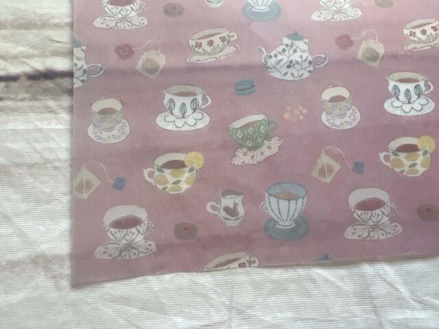 思わず紅茶を飲みたくなるような柄。ピンクカラーがキュート!