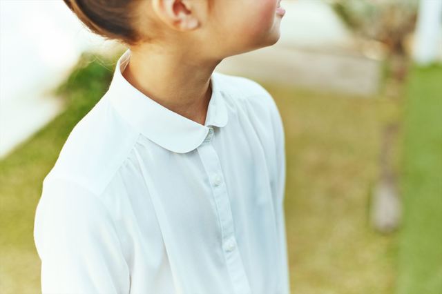 とろみ素材のレーヨンエアリーブラウス