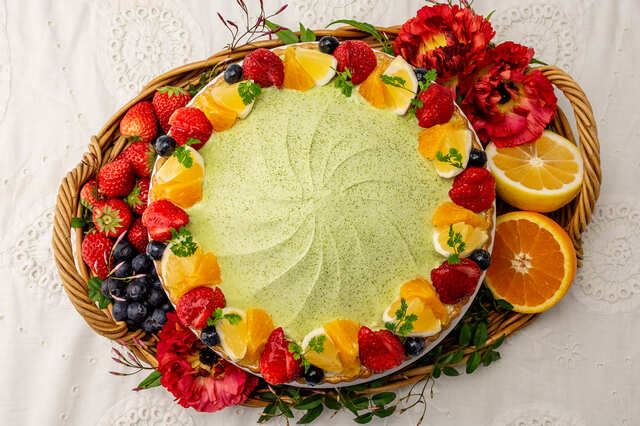 【キル フェ ボン「柑橘とイチゴの抹茶クリームドームのタルト 〜柚子風味〜」】whole (25cm) ￥11,988／ドーム状の抹茶クリームの中にいちご、まわりに柑橘といちごを飾ったタルト