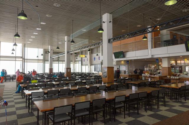 広くて開放感のある「うさぎ平テラス」｜白馬八方尾根スキー場