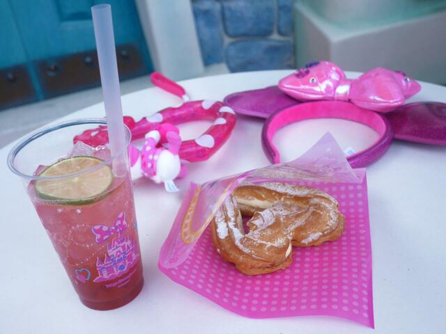 東京ディズニーランド｜「ディズニー・パルパルーザ“ミニーのファンダーランド”」 ｜ハートのリングシュー（ストロベリー）750円｜スパークリングドリンク（ストロベリー＆ライチー）700円