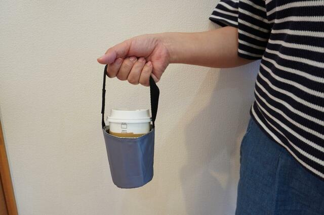 【セリア ドリンクカップホルダー・底ありタイプ】手でぶら下げて持ち歩ける