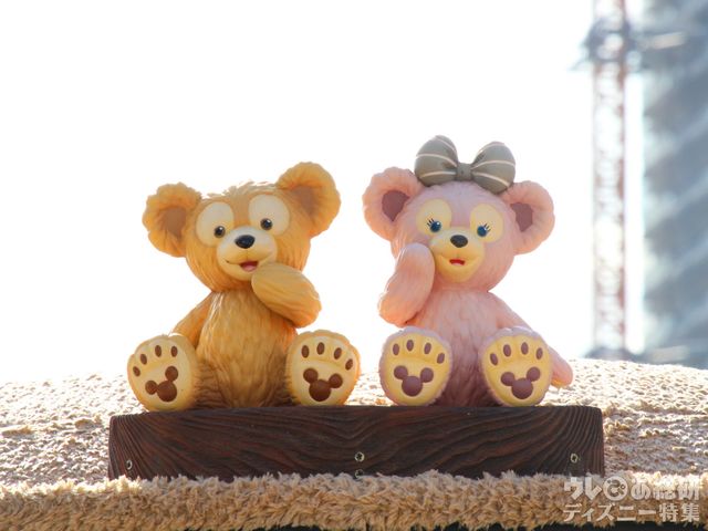 ダッフィーバスの上に座っているダッフィーとシェリーメイ