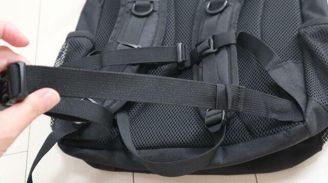 【コールマン ウォーカー25】ウエストにもベルトが付いていて、トレッキングなどのシーンでも安定感抜群です